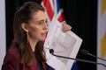 ニュージーランドの首都ウェリントンで記者会見するジャシンダ・アーダーン首相（2020年4月27日撮影）。(c)Mark Mitchell / POOL / AFP