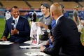 24MLB、ナ・リーグ優勝決定シリーズ（7回戦制）、ロサンゼルス・ドジャース対ニューヨーク・メッツ。試合後、テレビ中継のインタビューに応じるロサンゼルス・ドジャースの大谷翔平（中央、2024年10月20日撮影）。(c)Kevork Djansezian/Getty Images/AFP