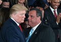 ドナルド・トランプ米大統領（左）と、ニュージャージー州前知事のクリス・クリスティー氏（2017年10月26日撮影）。(c)JIM WATSON / AFP
