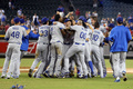 13MLBは19日、各地で試合が行われ、ロサンゼルス・ドジャース（Los Angeles Dodgers）は7-6でアリゾナ・ダイヤモンドバックス（Arizona Diamondbacks）を下し、プレーオフ進出一番乗りを果たした。

地区優勝に歓喜するドジャースの選手（2013年9月19日撮影）。(c)AFP/Getty Images/Christian Petersen