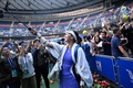 女子テニス、武漢オープン、シングルス準々決勝。試合後にファンと自撮りする王欣瑜（2024年10月11日撮影）。(c)WANG Zhao / AFP