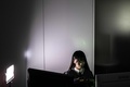 Vチューバー、琴吹ゆめの「中の人」として活動する飯塚麻結さん。都内のスタジオで（2022年4月7日撮影）。(c)Charly TRIBALLEAU / AFP