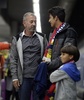 スペイン・バルセロナのサンツ駅に到着し、2人の息子と話すシリア難民のオサマ・アブドル・モフセンさん（2015年9月16日撮影）。AFP/JOSEP LAGO