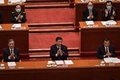 中国・北京の人民大会堂で開かれた全国人民代表大会（全人代）に臨む習近平国家主席（中央、2021年3月11日撮影）。(c)Nicolas ASFOURI / AFP