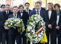 ベルギー・ブリュッセルで、射殺されたスウェーデン人2人を悼む式典に参加したウルフ・クリステション同国首相（左）とベルギーのアレクサンダー・デクロー首相（2023年10月18日撮影）。(c)BENOIT DOPPAGNE / Belga / AFP