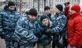 ロシアの首都モスクワで、ウラジーミル・プーチン大統領に抗議する野党の活動家を拘束する警察官ら（2017年11月5日撮影）。(c)AFP/Maxim ZMEYEV