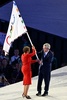 パリ五輪閉会式。ロサンゼルスのカレン・バス市長に五輪旗を手渡す国際オリンピック委員会（IOC）のトーマス・バッハ会長（2024年8月11日撮影）。(c)Miguel MEDINA / AFP