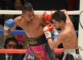 ボクシング、WBA世界スーパーフライ級タイトルマッチ12回戦。ノルベルト・ヒメネス（Norberto Jimenez、左）と対戦する河野公平（Koehi Kono、2014年12月31日撮影）。(c)AFP/Toru YAMANAKA