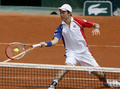 全仏オープンテニス（French Open 2013）は1日、男子シングルス3回戦が行われ、大会第13シードの錦織圭（Kei Nishikori）は6-3、6-7、6-4、6-1で第24シードのブノワ・ペール（Benoit Paire、フランス）を下し、4回戦に進出した。

リターンを打つ錦織圭（2013年6月1日撮影）。(c)AFP/PATRICK KOVARIK