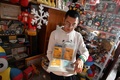 2008年の北京五輪で集めたカードを見せるチャン・ウェンチュワンさん。中国・北京の自宅で（2021年12月30日撮影）。(c)Jade GAO / AFP