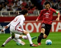 サッカーAFCチャンピオンズリーグ、グループF第4節、浦和レッドダイヤモンズ対上海上港。ドリブル突破を図る浦和レッドダイヤモンズの阿部勇樹（右、2017年4月11日撮影）。(c)AFP/Toshifumi KITAMURA