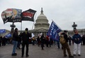 米首都ワシントンの連邦議会議事堂前に集まったドナルド・トランプ大統領の支持者ら（2021年1月6日撮影）。(c)Olivier DOULIERY / AFP