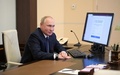 ロシアの首都モスクワ郊外ノボオガリョボの公邸で、下院選のオンライン投票を行うウラジーミル・プーチン大統領（2021年9月17日撮影）。(c)Alexey DRUZHININ / SPUTNIK / AFP