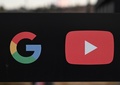 グーグル（左）とユーチューブのロゴ（2019年11月21日撮影、資料写真）。(c)Robyn Beck / AFP