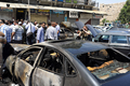 シリア・ダマスカス（Damascus）中心部の裁判所がある区画で起きた爆発で破壊された車の残骸（2012年6月28日撮影）。(c)AFP