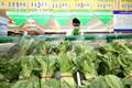 山東省棗荘市のスーパーで野菜を選ぶ市民（2020年7月9日撮影）。(c)Xinhua News