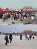 中国・北京の天安門広場に集まった民主化を求める市民たち（上、1989年5月15日撮影）と現在の天安門広場の様子（下、2019年5月18日撮影）を並べた写真（2019年5月29日作成）。(c)Greg Baker and Toshio SAKAI / AFP