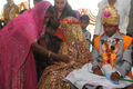 「売春婦の村」として知られるインド・グジャラート（Gujarat）州バディア（Vadia）村で開かれた集団結婚式に出席した花嫁にあいさつする親族（左、2012年3月11日撮影）。(c)AFP/Sam PANTHAKY