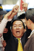 台湾・台北（Taipei）の検察施設で、手錠を掛けられた両手をかかげる陳水扁（Chen Shui-bian）前総統（2008年11月11日撮影）。(c)AFP