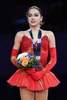 17-18フィギュアスケートグランプリ（GP）ファイナル、女子シングル・フリースケーティング（FS）。表彰式に臨むアリーナ・ザギトワ（2017年12月9日撮影）。(c)AFP PHOTO / Toshifumi KITAMURA