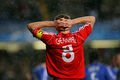 試合に敗れて頭を抱えるリバプールのスティーブン・ジェラード（%%Steven Gerrard%%）。（2008年4月30日撮影）(c)AFP/CARL DE SOUZA