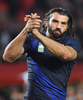 試合を終えサポーターに感謝の意を表すフランスのセバスチャン・シャバル（%%Sebastien Chabal%%）。(c)AFP/MARTIN BUREAU