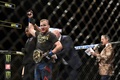 総合格闘技大会「UFC249」、ライト級暫定王者決定戦。勝ち名乗りを受けるジャスティン・ゲイジー（中央、2020年5月9日撮影）。(c) Douglas P. DeFelice/Getty Images/AFP