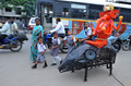 インド・ハイデラバード（Hyderabad）の路上を歩く、ネズミにまたがったヒンズー教の神ガネーシャ（Ganesh）のロボット（2012年9月18日撮影）。(c)AFP/Noah SEELAM