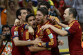 サッカーコンフェデレーションズカップ2013（Confederations Cup 2013）準決勝、スペイン対イタリア。PK戦を制し、チームメイトと喜びを分かち合うスペインのヘスス・ナバス（Jesus Navas、2013年6月27日撮影）。(c)AFP/YURI CORTEZ