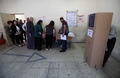 イラク北部モスルで、連邦議会選の投票をする人たち（2018年5月12日撮影）。(c)AFP PHOTO / Haidar HAMDANI