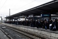 ドイツ南部ミュンヘン中央駅で列車を待つ人々（2018年12月10日撮影）。(c)Christof STACHE / AFP