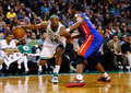 12-13NBAは3日、各地で試合が行われ、ボストン・セルティックス（Boston Celtics）が98-93でデトロイト・ピストンズ（Detroit Pistons）を下し、プレーオフ進出を決めた。

デトロイト・ピストンズのクリス・ミドルトン（Khris Middleton）のマークを受けるボストン・セルティックスのポール・ピアース（Paul Pierce、2013年4月3日撮影）。（c）AFP/Getty Images/Jared Wickerham