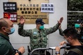 香港の警察署前で、警備に当たる警察官（2020年5月24日撮影）。(c)AFP/ISAAC LAWRENCE