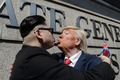 中国・香港の米国領事館前で、北朝鮮の金正恩朝鮮労働党委員長と米国のドナルド・トランプ大統領に扮（ふん）したハワードさん（左）とデニスさん（2017年1月25日撮影）。(c)AFP/Anthony WALLACE
