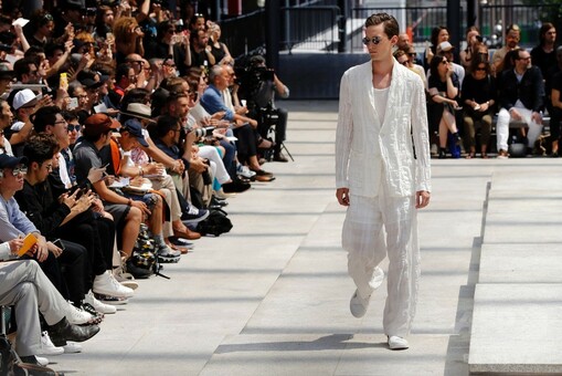 イッセイミヤケコレクション　パンツ未使用品（1277） イッセイミヤケISSEY MIYAKE ポリ光沢ハーフラップデザインパンツ 黒1