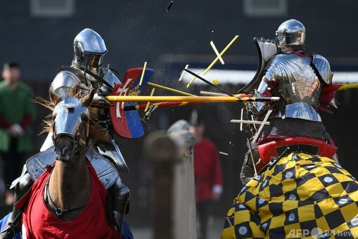 中世の騎士気分で対戦 英で「国際馬上槍試合」 写真33枚 国際ニュース