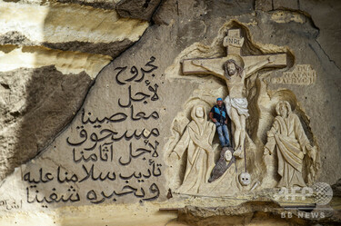 エジプトの洞窟教会を「屋外聖書」に、使命に生きるポーランド人彫刻家