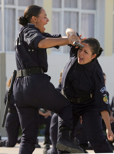 アルジェ警察学校の新卒婦警が格闘技のパフォーマンス