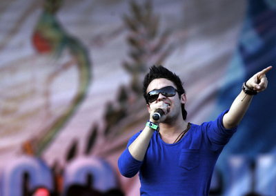 テレビシリーズ「ラテン・アメリカン・アイドル」優勝者カルロス・ペナがパフォーマンスを披露