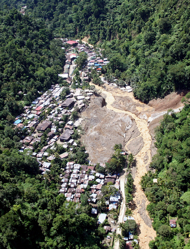 フィリピン南部、モンスーンによる地滑りで16人死亡・12人不明