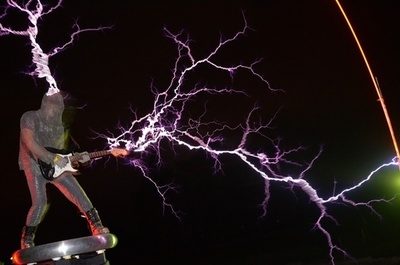 中国の「稲妻バンド」、電光飛び散る迫力のパフォーマンス