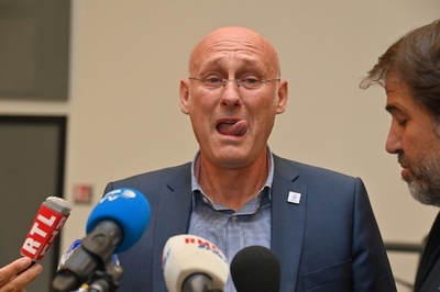 仏ラグビー連盟会長を釈放、会見で涙 介入疑惑で警察が拘束