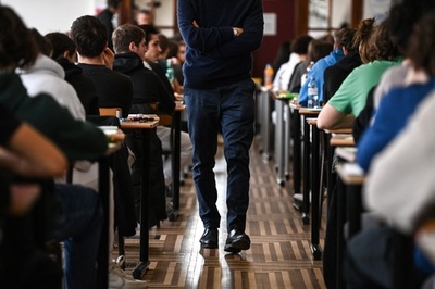 仏高校教師、「壊滅的な出来」の英語答案燃やして裁判に