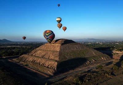 春分の祝い、太陽から力 メキシコ・テオティワカン遺跡