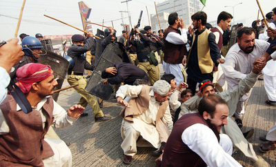 パキスタン、ブット元首相支持者の集会を警官隊が催涙弾で鎮圧