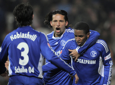 シャルケ アウェーでコットブスを下す