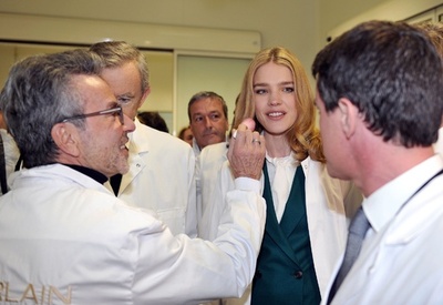 仏首相も視察、「ゲラン」が新生産施設をオープン