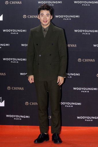 「MAN OF ART」コレクション、ユン・ゲザンとユン・ハンが出席