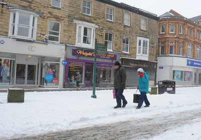 英中部で大雪、一面真っ白に