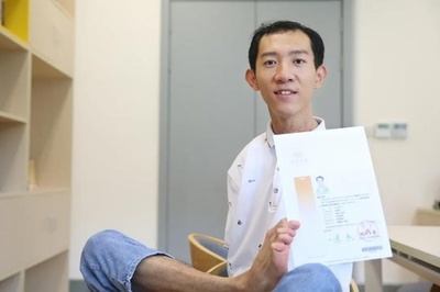 上海の名門大学 両腕のない新入生を迎える